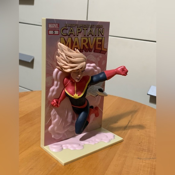 Captain Marvel 3D comic standee - Picture 4 of 4